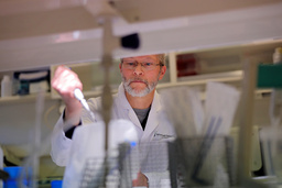 Bjarne Bergsjö vid norska Veterinärinstitutet analyserade prover från hundar som misstänks ha drabbats av den fortfarande okända sjukdomen. Minst 25 hundar har registrerats döda i Norge som en följd en blodig diarré.