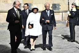 Drottning Silvia och kung Carl XVI Gustaf anländer till Storkyrkan.