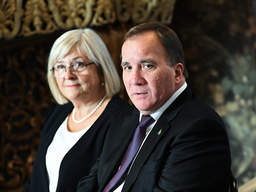 Statsminister Stefan Löfven (S) med frun Ulla Löfven på plats under gudstjänsten.