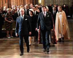 Kung Carl Gustaf, drottning Silvia och riksdagens talman Andreas Norlén tågar in i kyrkan.