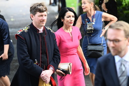 Vänsterpartiets Amineh Kakabaveh anländer till riksdagshuset i samband med riksmötets öppande.