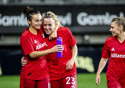 Bayern Münchens Mandy Islacker kramas om av lagkamraten Lina Magull efter segermålet på tilläggstid.