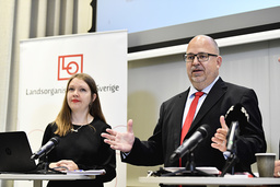 Marika Lindgren Åsbrink, projektledare och LO:s ordförande Karl-Petter Thorwaldsson presenterar LO:s jämlikhetsutredning.