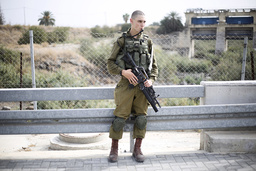 En israelisk soldat, på en gränsbro till Jordanien, i Jordandalen. Arkivbild.