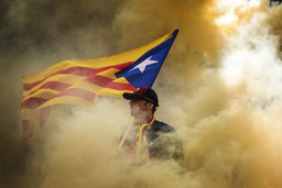 Katalanska självständighetsfanor vajade i Barcelona, när självständighetstörstande invånare firade sin nationaldag.