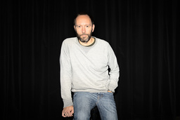 'Häxjakten' var redan planerad när turbulensen satte i gång på teatrarna. 'Det kändes absurt när det hände. Det var inte meningen att vi skulle vara så mycket fingret i luften', säger Alexander Mørk-Eidem.