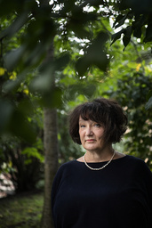 'Jag är jätteintresserad av yta, för yta är koder. Men folk missuppfattar det. Bara för att man skriver om klichéer säger folk: 'varför skriver du om så ytliga saker?' Men jag ställer mig också kritisk till vad man menar med djup. Ofta når man det äkta genom en massa konstiga vägar.'