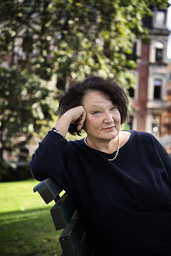 'Det intresserar mig hur makt fungerar och utövas. Det är samma i små sammanhang som i större. Men i små sammanhang blir det så tydligt', säger Monika Fagerholm som själv har flyttat från Helsingfors till en liten stad med sin man.