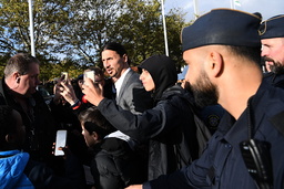 Många ville ta en bild med Zlatan Ibrahimovic efter invigningen och det blev lätt kaotiskt när massvis av folk bröt avspärrningarna.
