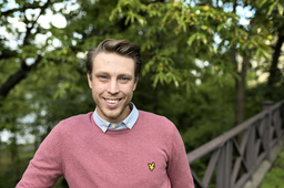 Mjölbonden Per Hansson Edh tar sina brevskrivare på dansdejt. Arkivbild.