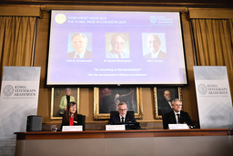 Sara Snogerup Linse, Göran K Hansson, ständig sekreterare för Vetenskapsakademien och Olof Ramström presenterar årets Nobelpristagare i kemi under en pressträff på Kungliga vetenskapsakademien.