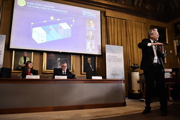 Professor Olof Ramström presenterar årets Nobelpristagare i kemi.