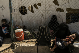 I syriska ökenlägret al-Hol vistas cirka 10 000 utländska medborgare, många av dem från Europa. Runt 100 personer är kvinnor och barn med koppling till Sverige enligt DN. Arkivbild.