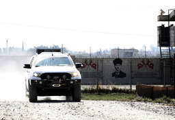 Medlemmar i en turkstödd milis passerar gränsen mellan Syrien och Turkiet på onsdagen.