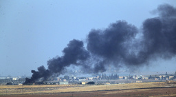 Svart rök stiger från ett samhälle i nordvästra Syrien.