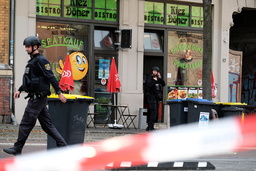 Polisavspärrningar vid en kebabrestaurang i Halle där gärningsmannen också rapporteras ha gått till attack.