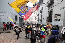 Demonstranter tågar i Quito.