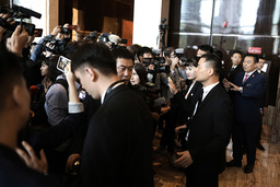 Journalister väntar på en presskonferens i Shanghai som sedan ställdes in.