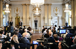 Svenska Akademiens ständige sekreterare Mats Malm inför den samlade världspressen.