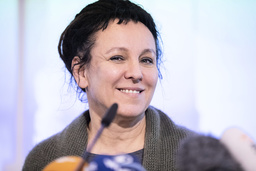 Olga Tokarczuk under en presskonferens i Tyskland, där hon befinner sig på turné.