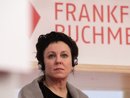 Den polska författaren och Nobelpristagaren i litteratur, Olga Tokarczuk, under presskonferensen på Frankfurts bokmässa på tisdagen.