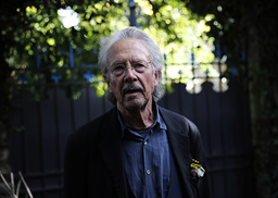 Peter Handke utanför sitt hus i Frankrike. Arkivbild.