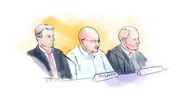 En 63-årig amerikan (i mitten i vit skjorta) som drivit finansiell verksamhet i Sverige och USA är en av de huvudmisstänkta i Falcon Funds-härvan. Till höger om honom den offentliga försvararen Henrik Olsson Lilja.