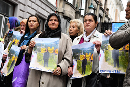 En manifestation mot 2019 års Nobelpristagare Peter Handke hölls utanför Sveriges ambassad i Sarajevo.