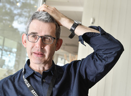 Den brittiske keramikern Edmund de Waal under en utställning i Stockholm. Arkivbild.