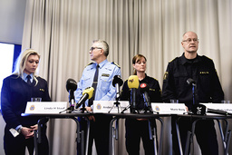 Linda Staaf, chef för underrättelseenheten på NOA, rikspolischef Anders Thornberg, Marie Berg, chef för nationella bombskyddet, och Mats Löfving, chef för NOA, berättar om polisens arbete mot grova våldsbrott