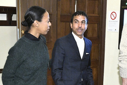 Kommunikationsstrateg Lili Assefa och Jason 'Timbuktu' Diakité i Stockholms tingsrätt.