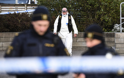 Polis och kriminaltekniker utanför flerfamiljshuset i Arlöv där paret hittades i en lägenhet i början av oktober. Arkivbild.