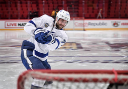 Tampa Bays backstjärna Victor Hedman spelar i Globen i Stockholm i kväll. Men nästa säsong kommer inga NHL-matcher att spelas i Sverige.