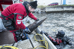Marinarkeologerna Jim Hansson och Patrik Höglund besiktigar och dokumenterar och tar prover från vrak.