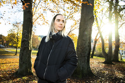 'Man ska inte gå emot gamla damer' säger Susanne Skogstad, vars debutroman handlar om en änka i djup sorg.