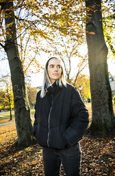 Dagens ideal om ett leva lycklig kolliderar med en verklighet av motgångar, besvikelser och sjukdomar, konstaterar Susanne Skogstad som undersöker just detta i sin roman.