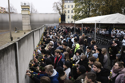 Minnesdagen av Berlinmurens fall inleddes på Bernauer Strasse i Berlin. Människor placerade symboliskt blommor i en av de sista kvarvarande delarna av muren.