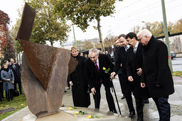 Tysklands president Frank-Walter Steinmeier, Polens president Andrzej Duda, Tjeckiens president Milos Zeman, Slovakiens president Zuzana Caputova och Ungerns Janos Ader lägger blommor vid minnesmonument Visegrád i Berlin.