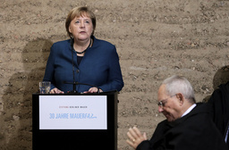 Tysklands förbundskansler Angela Merkel hedrar dem som kunde förena Öst- och Västtyskland sedan muren fallit. Men i ett personligt tal i en kyrka vid Bernauer Strasse, där muren var byggd, varnar hon för framtiden.