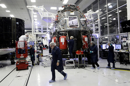 Space X-anställda runt den Dragon-kapsel som företaget ska använda för resor bland annat till ISS.