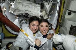 Jessica Meir och Christina Koch, två av de rymdfarare som just nu befinner sig på ISS.