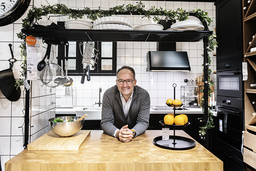 Ikea satsar på nya mötesplatser utöver de klassiska varuhusen, de 'blåa boxarna'. Bland annat i form av mer storstadsnära koncept. Ett exempel är köksplaneringsstudion på Regeringsgatan i Stockholm.