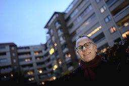 Jan Ohlsson är nöjd ordförande i bostadsrättsföreningen Linné. En enkät i föreningen visade att det fanns intresse för elbilar, och i måndags var laddboxarna på plats.