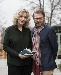 Åsa Wikforss och Björn Ulvaeus gläds båda över julklappen till landets gymnasietreor.