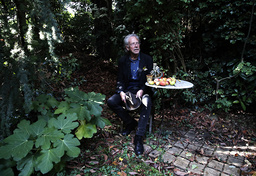 Peter Handke i sin trädgård i Chaville utanför Paris. Arkivbild.