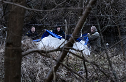 Kriminaltekniker, dykare från sjöpolisen och hundförare arbetar vid Vramsån i Tollarp på tisdagen. En 20-årig kvinna från Skåne har varit försvunnen i över en vecka. Polisen tror att hon kan ha utsatts för ett brott.