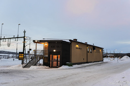 Den nya tågstationen i Kiruna har hamnat flera kilometer från nya centrum. LKAB har betalt för stationen och järnvägen då den drogs om, men nu vill kommunen att frågan ska diskuteras på nytt, och att järnvägen än en gång dras om.