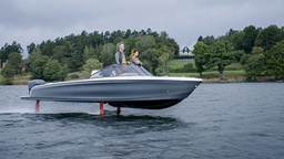 Våra resor och hur de måste förändras för att klara klimatmålen är tema för ett avsnitt. Pressbild.