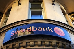 'Med Riksbankens reporänta på noll är det idag ett fåtal stora kunder som debiteras negativ inlåningsränta. Vår räntesättning följer marknaden och det betyder att den kan förändras över tid', skriver Swedbanks presschef Unni Jerndal till TT. Arkivbild