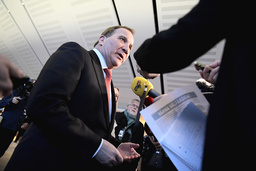 Moderaternas förslag till kommunala extrapengar är för snålt, enligt statsminister Stefan Löfven (S).